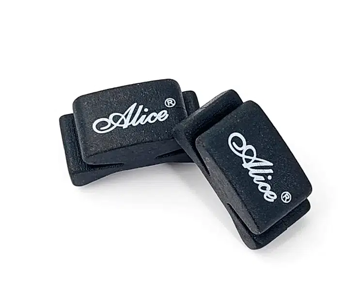 Alice A010CP Gitar Pena Tutucu - Tel Üstü Geçmeli (Aksesuar - Kompakt Seri) | Gitar Tellerine Kolayca Monte Edilen Esnek Tasarım, Sahne Kullanımı İçin İdeal | Uyum: Standart Tel Aralıklı Tüm Gitarlar